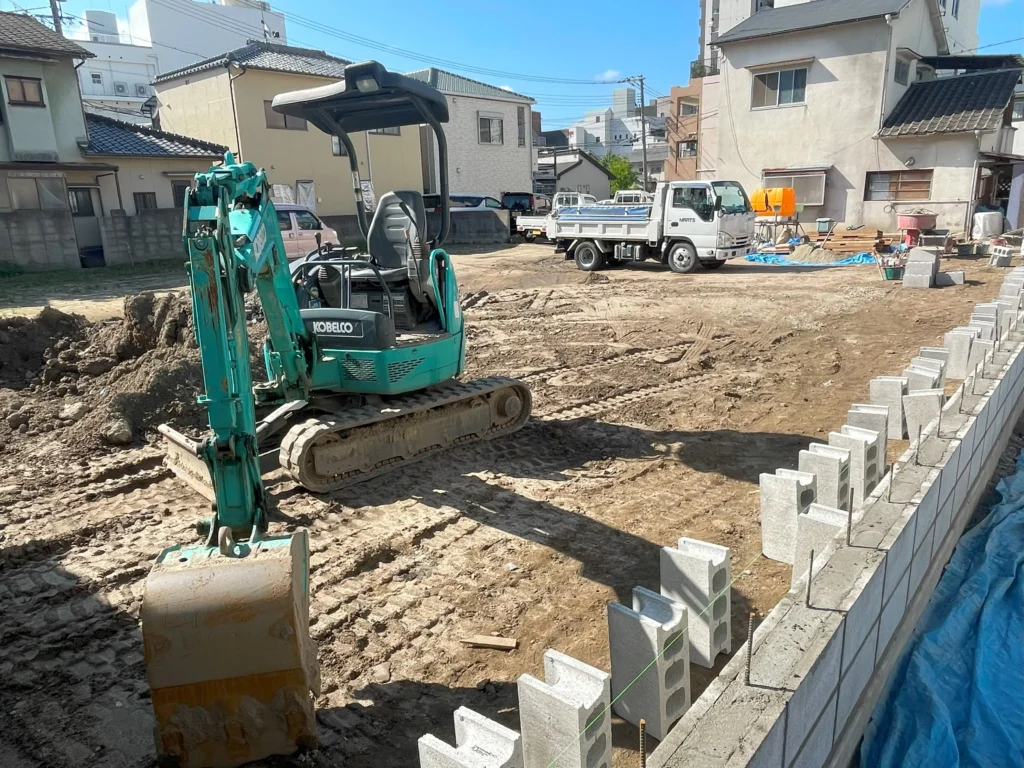 工事現場で働く工事車両